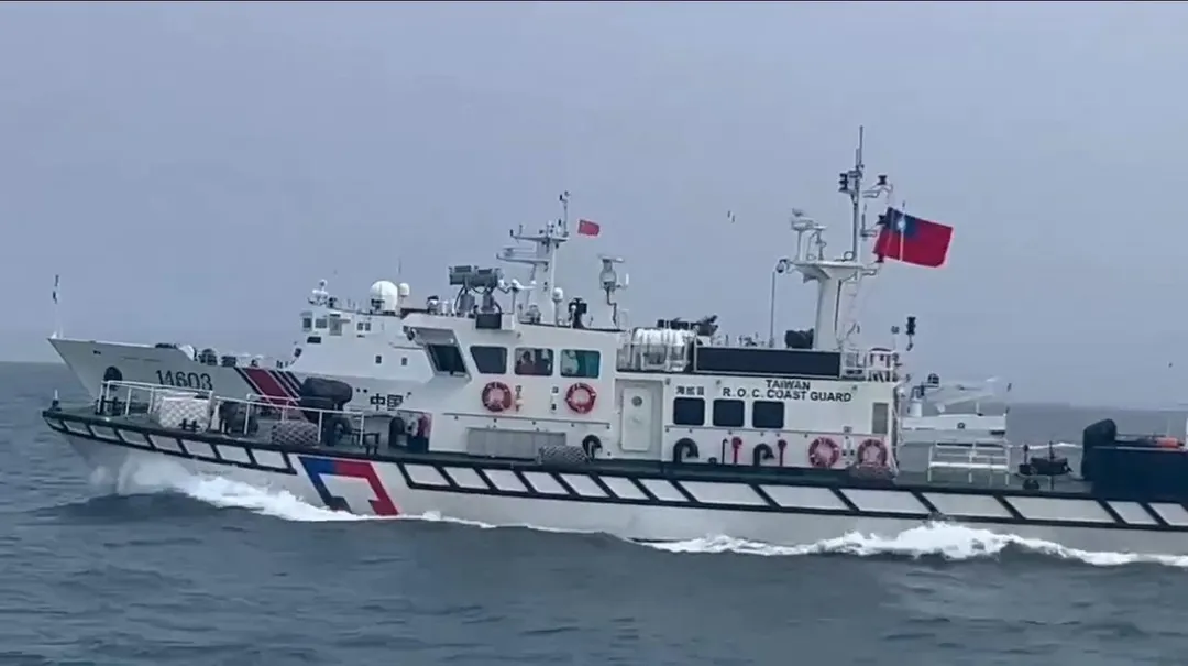 海巡署偵獲大陸海警船,全程派艇併航驅離。(圖/海巡署提供)