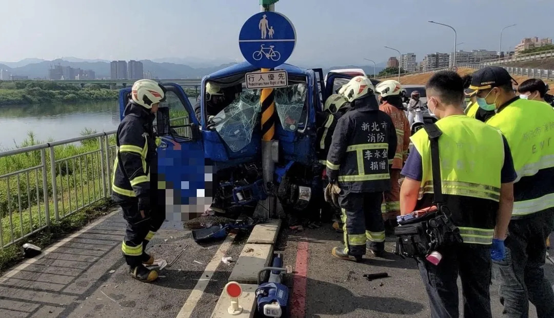 新北市新莊今早發生一起酒駕自撞車禍。（圖／翻攝畫面）