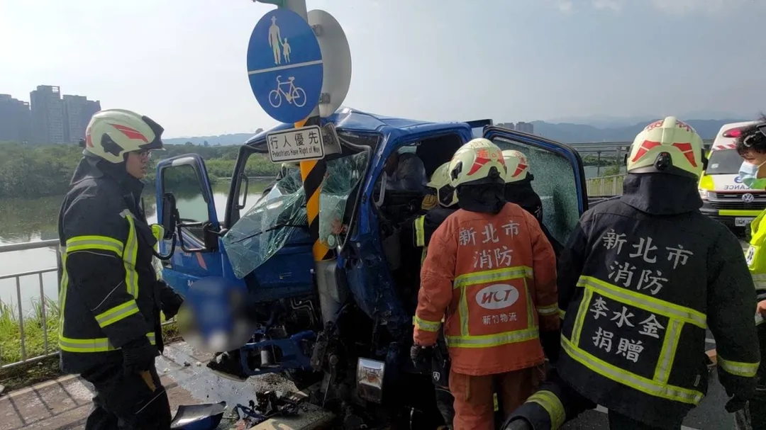 駕駛受困車內警消到場救援。（圖／翻攝畫面）