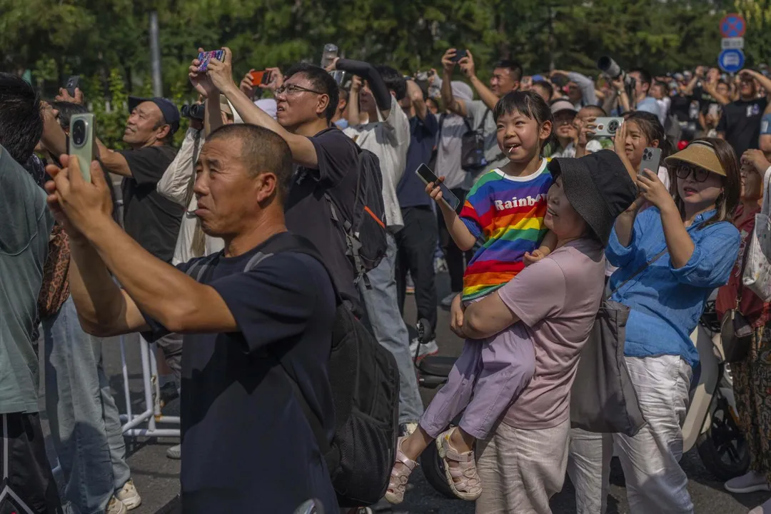 圖為民眾觀看解放軍直升機編隊飛行。（圖／美聯社）