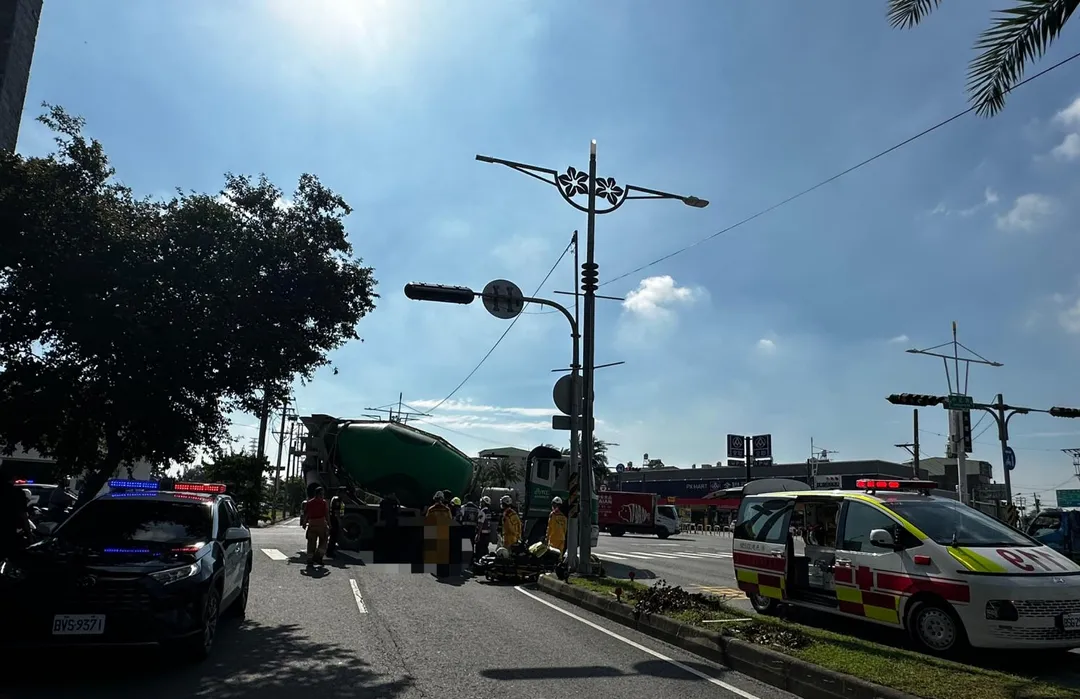 高雄水泥車撞機車,騎士當場慘死。(圖/翻攝畫面)