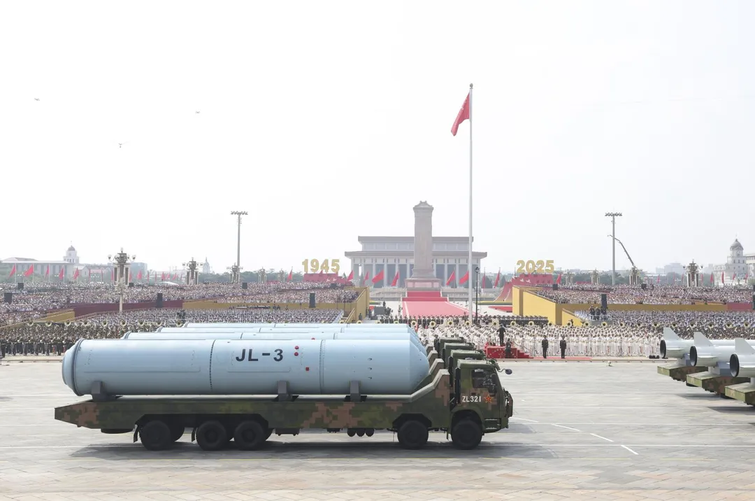 解放軍核導彈第一方隊接受檢閱。圖為「巨浪-3」潛射洲際導彈。（圖／新華社）