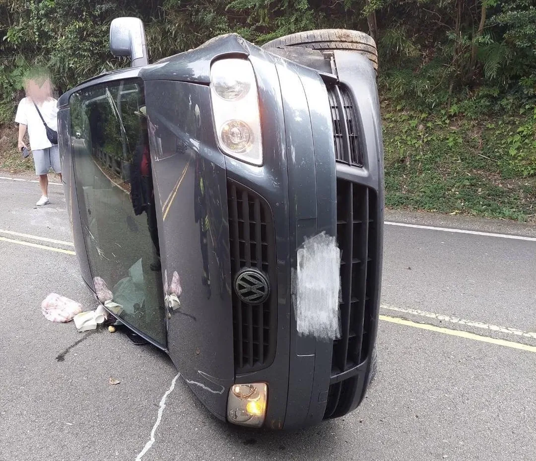 車輛側翻橫躺路中。（圖／翻攝畫面）