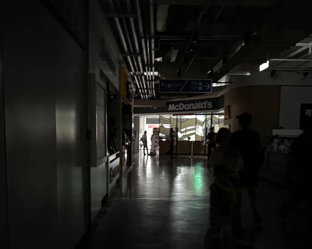 賣場內的民眾在停電期間用餐。（圖／Threads@1996_07_授權提供）