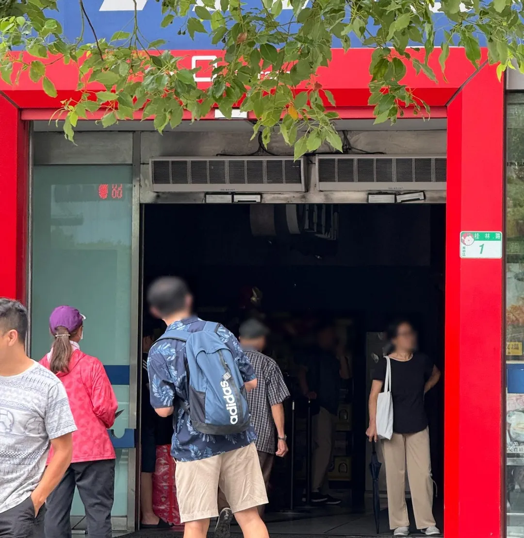 台北市桂林路的家樂福大賣場3日下午突停電，民眾摸黑逛街。（圖／Threads@1996_07_授權提供）