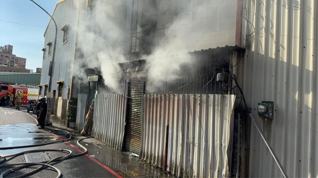 台南市東區今發生一起鐵皮屋火警。（圖／翻攝畫面）