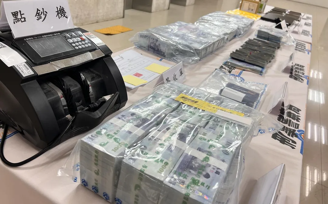警方查扣上千萬現金。（圖／翻攝畫面）