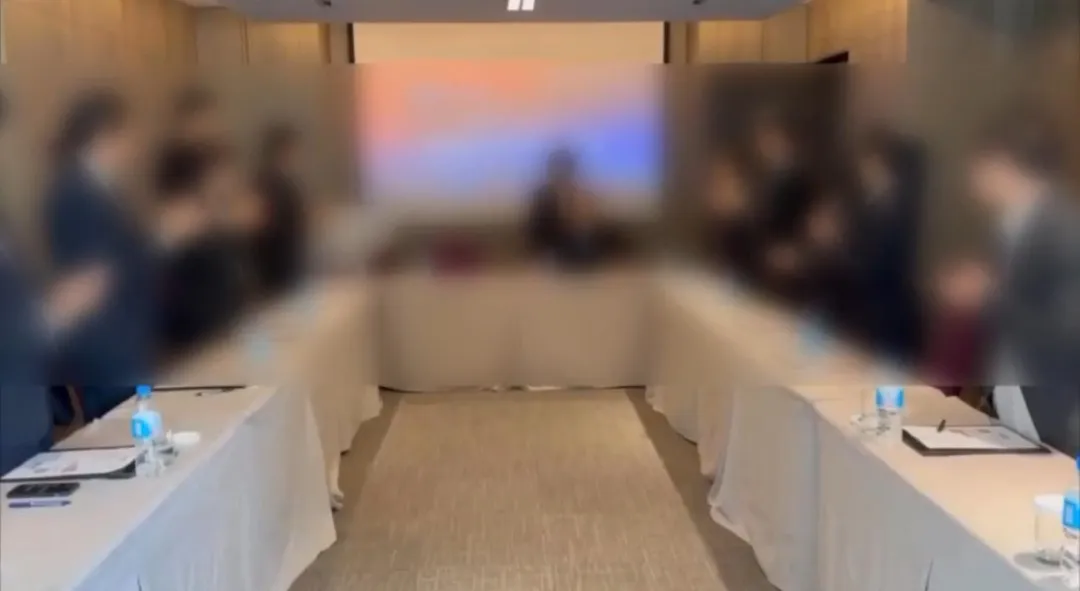 詐團花重本聘請臨演按劇本演出股東會。（圖／翻攝畫面）