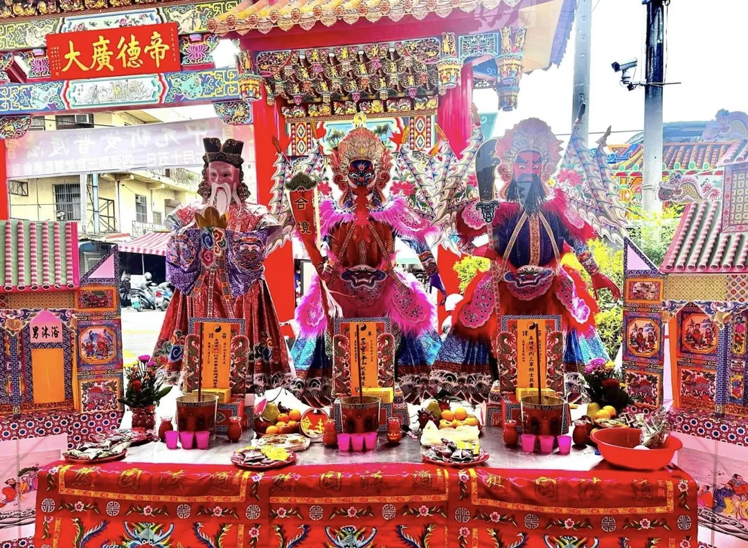 地官大帝為三官大帝之一，農曆7月15日正是地官大帝誕辰。圖為台中市四張犁三官堂供奉的三官大帝神像。（圖／翻攝自Facebook@臺中市四張犁三官堂）