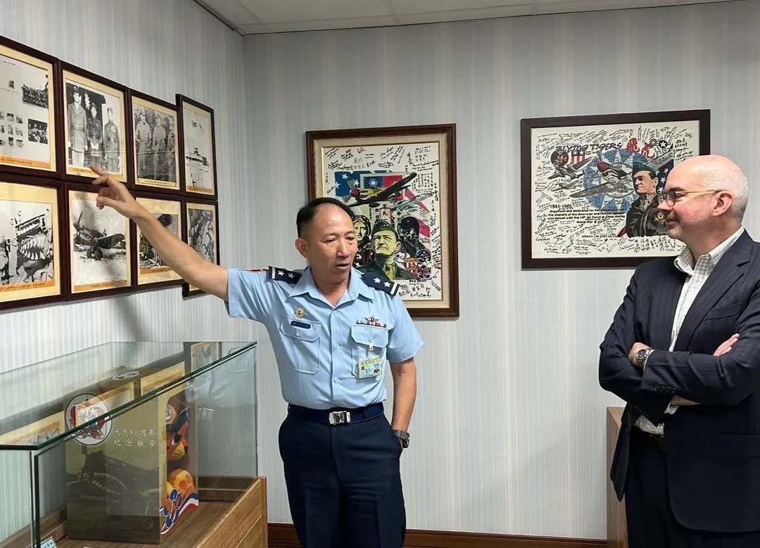 谷立言參觀飛虎隊事蹟展覽。（圖／翻攝AIT臉書）