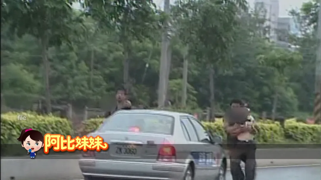 潘敏捷也曾參與2004年槍擊要犯張錫銘案,指稱接獲黑面三媽開示「反守為攻」策略,建議警方讓嫌犯父親公開喊話,最終順利將其逮捕。(圖/中天新聞)