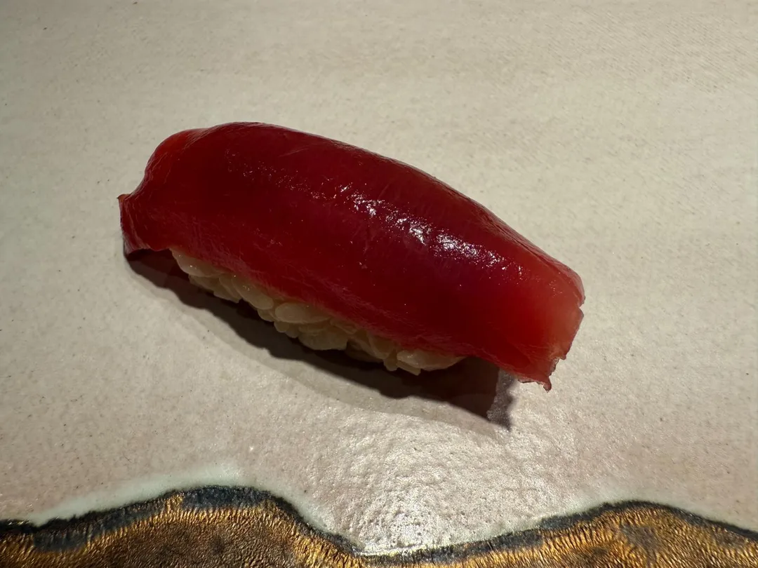 血紅色長崎黑鮪魚赤身不帶油花，用薄口醬油醃漬便可食用。（圖／黃宏輝提供）