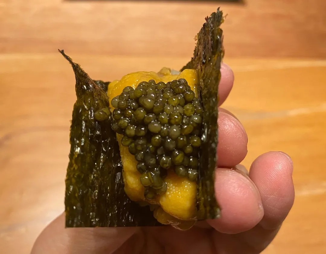 少見的北海道白海膽「白雲丹」配上法國Ossetra魚子醬，珍稀食材極具話題。（圖／黃宏輝提供）