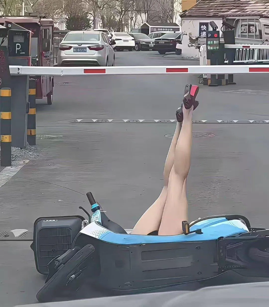 電動機車翻覆倒地，女騎士的大長腿格外引人注目。（圖／翻攝自微博）