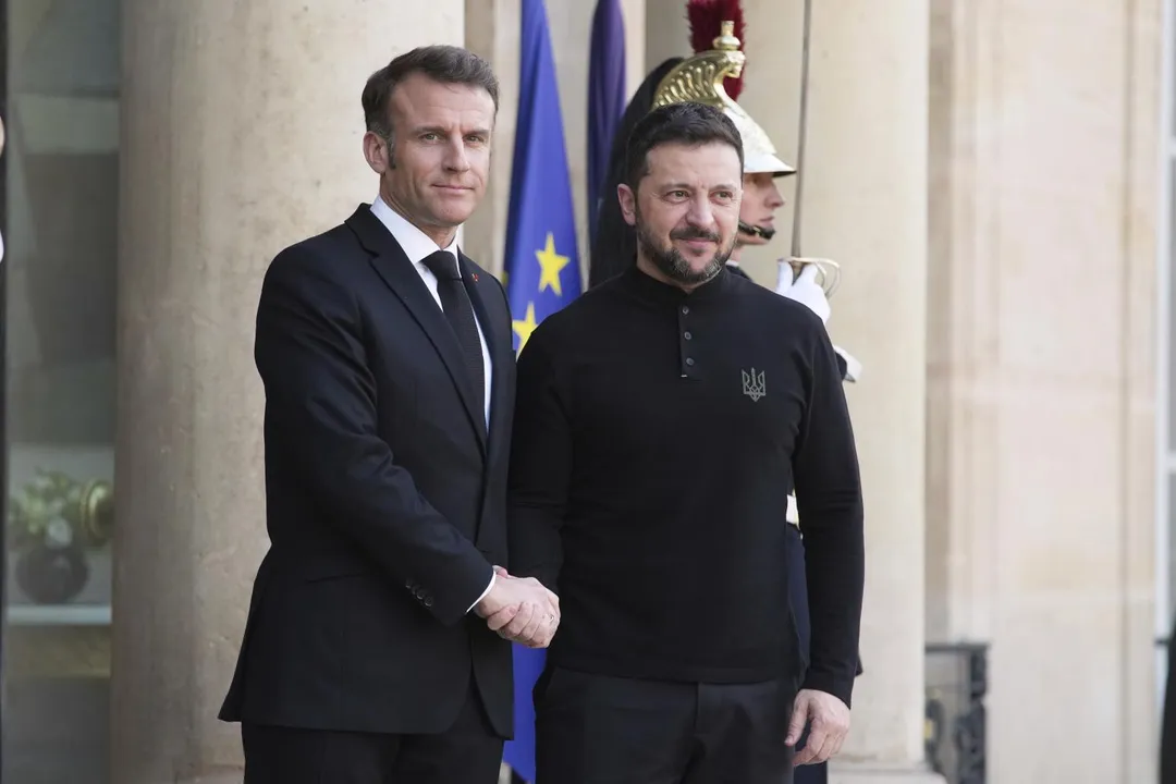 據馬克宏辦公室透露，由法國總統馬克宏（Emmanuel Macron）（左）主持的「志願者聯盟」（Coalition of the Willing）集團希望爭取美國支持，將安全保障延伸至烏克蘭，並促使俄羅斯同意停火。（圖／美聯社）