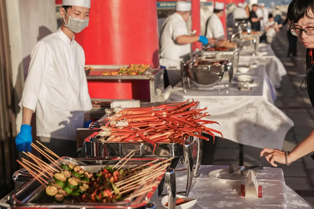 今年圓山中秋星空 BBQ 再升級!活動當晚主推來自東南亞經典風味的多款燒烤料理,包括馬六甲雞肉沙嗲串、河內燒烤戰斧豬、清邁炭烤松板豬、叄巴辣醬牛小排。（圖／圓山大飯店提供）