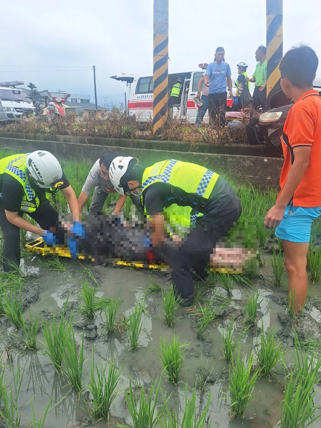警消及救護人員合力將女騎士抬起送往醫院治療。（圖／警方提供）