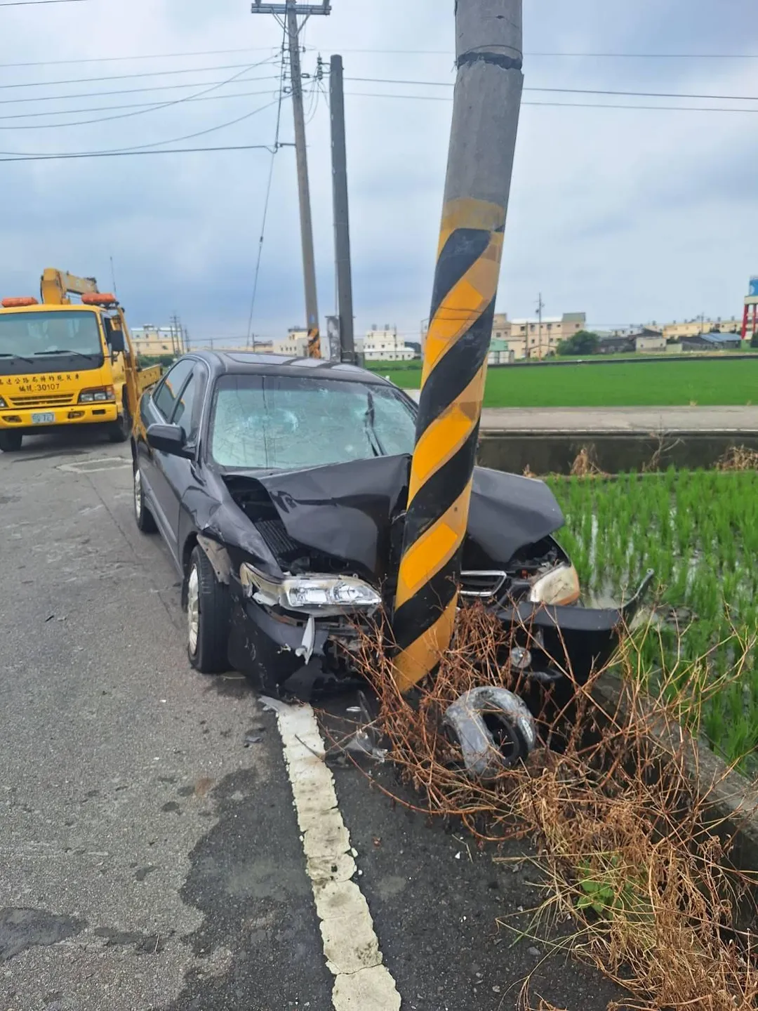 轎車也失控衝猛撞電線桿。（圖／警方提供）