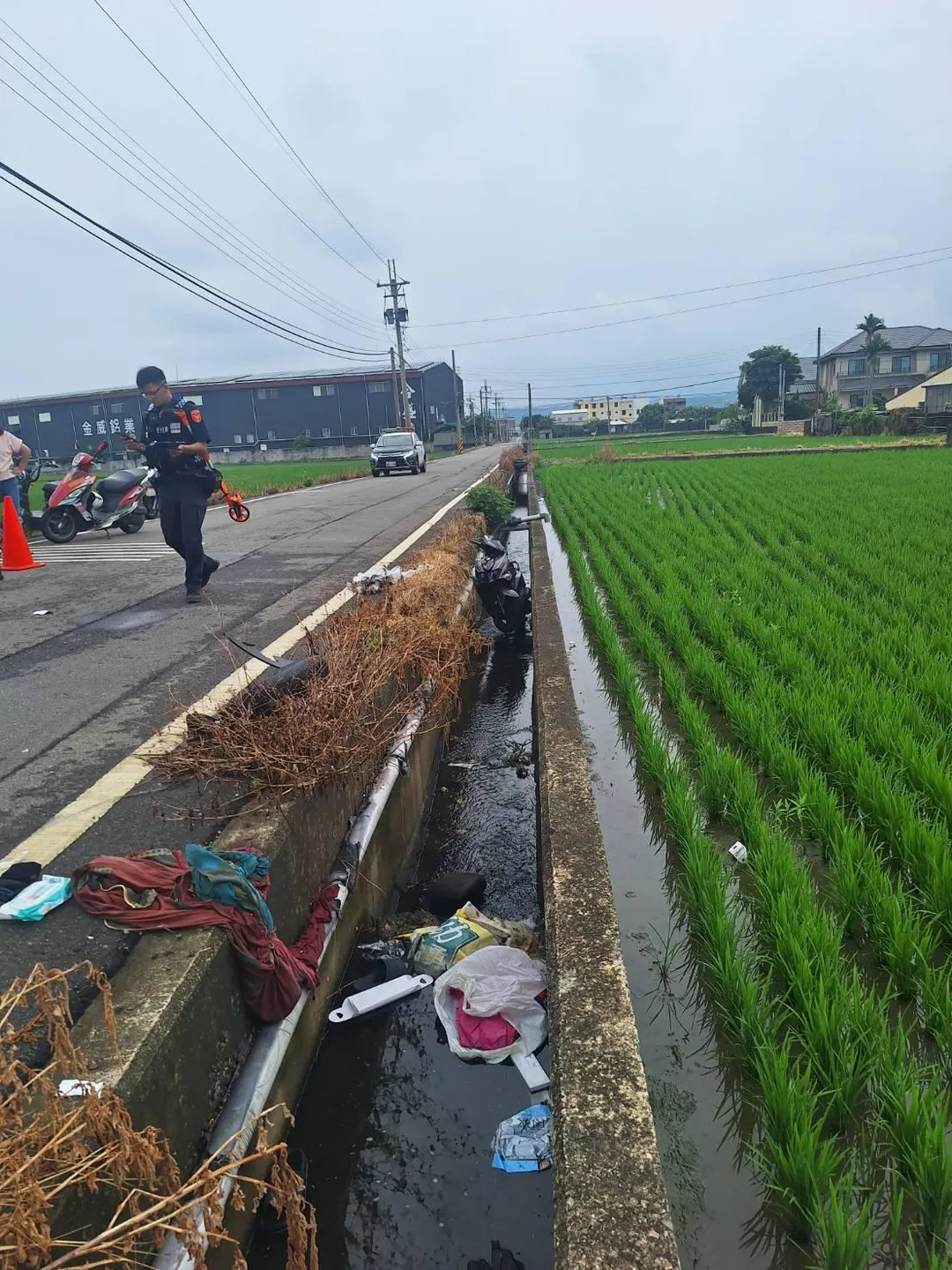 機車卡在水溝裡。（圖／警方提供）