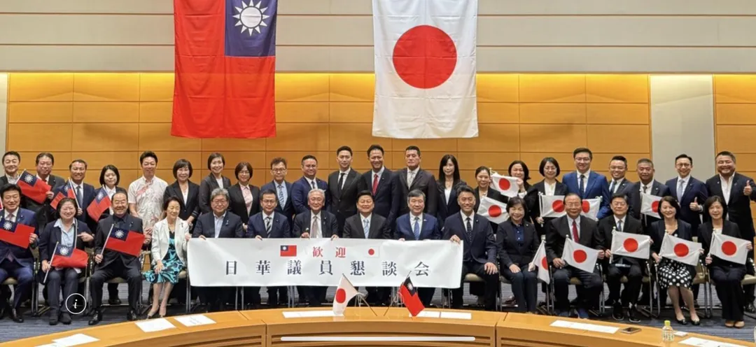 雙方合影留念。(圖/傅崐萁辦公室提供)