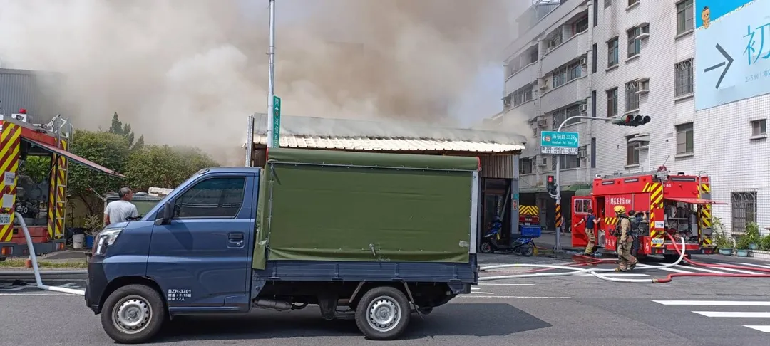 屋內的雜物被燒成焦黑。（圖／翻攝畫面）