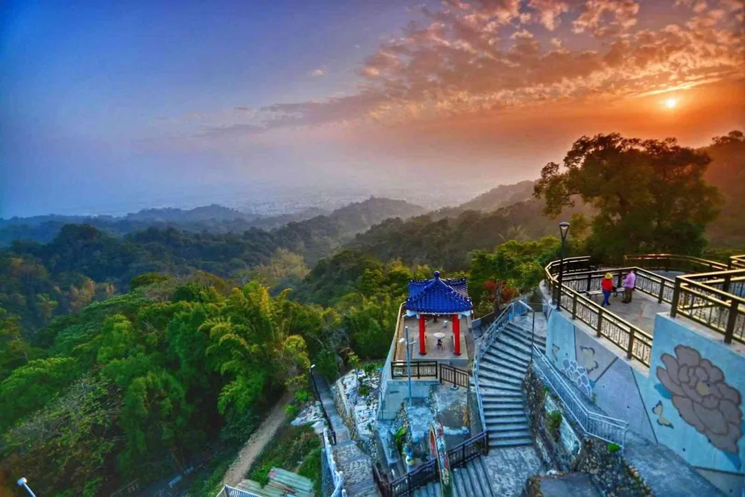 受天宮依山勢而建，殿宇巍峨壯麗，地處中台灣制高點，能遠眺彰化平原與濁水溪流域，視野遼闊，被譽為「南北信眾的心靈交會點」，是全台進香香客必至聖地。（圖／麗寶集團提供）