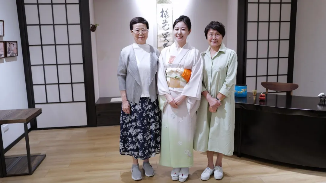 由左至右依序為前國立故宮博物院院長馮明珠、寶吉祥茶庵庵主顏廷宇、前國立故宮博物院院長林曼麗。(圖/網路溫度計)