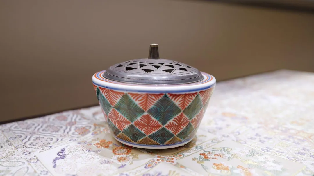 寶吉祥茶庵展示的香器、人間國寶富本憲吉的「色絵香炉」。(圖/網路溫度計)