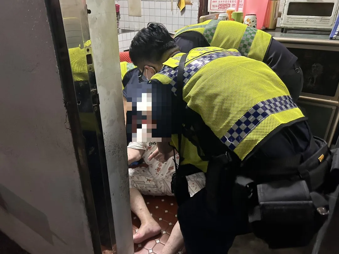 高姓阿嬤在廚房不慎跌倒，員警到場救援。（圖／警方提供）