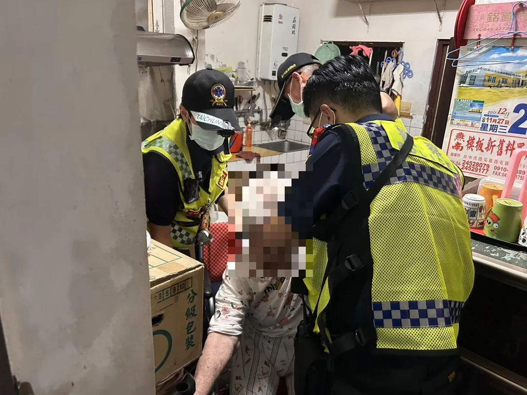 員警攙扶阿嬤起身。（圖／警方提供）