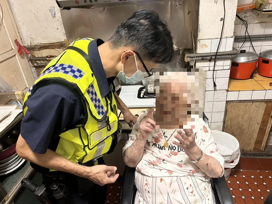 高姓阿嬤在廚房不慎跌倒，員警到場救援。（圖／警方提供）