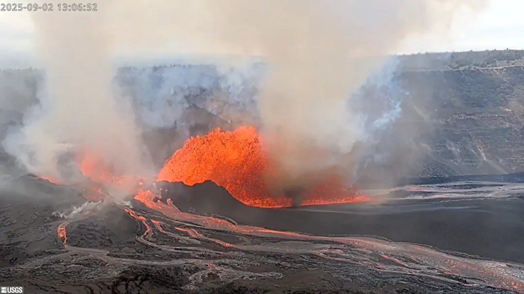 夏威夷（Hawaii）基拉韋厄火山（Kilauea）的火山口，在當地時間2日的最新1起噴發中，出現了1個非比尋常的漩渦雲團奇景。（圖／翻攝Ｘ「USGSVolcanoes」）