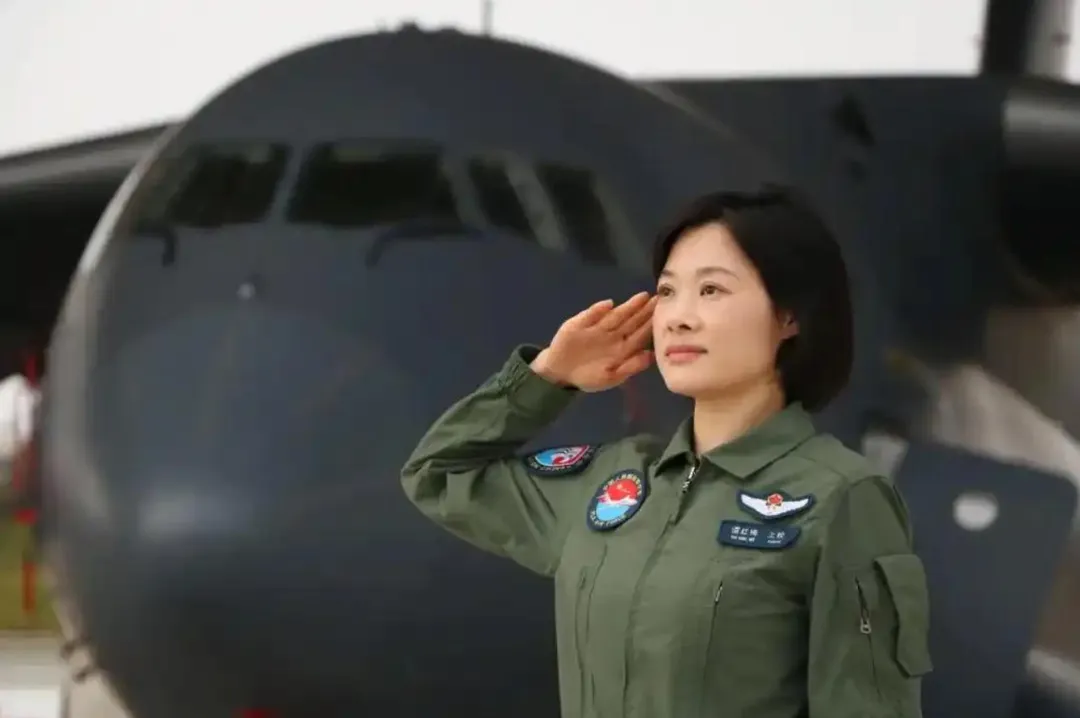 上校譚紅梅被網友封為「閱兵最帥女機長」。（圖／翻攝微博「人民空軍」）