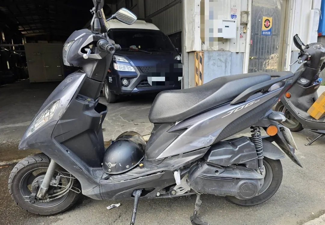 機車騎士傷勢嚴重機車損毀。（圖／翻攝畫面）