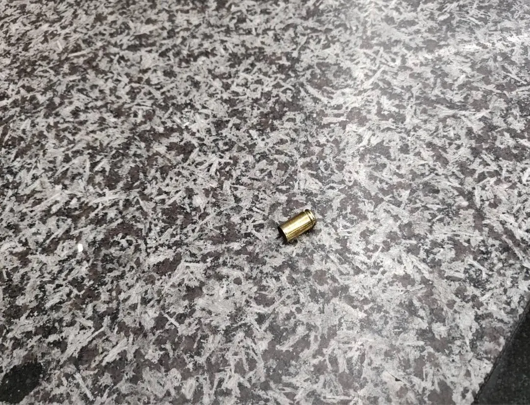 現場留下彈殼。（圖／警方提供）