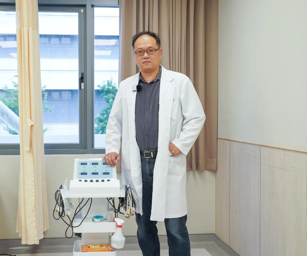 陳貝強主任表示,經皮靜脈雷射是一種非侵入性療法,其原理是透過特定波長的低能量雷射光波,照射在靜脈分布密集的部位。(圖/中國醫藥大學新竹附設醫院)