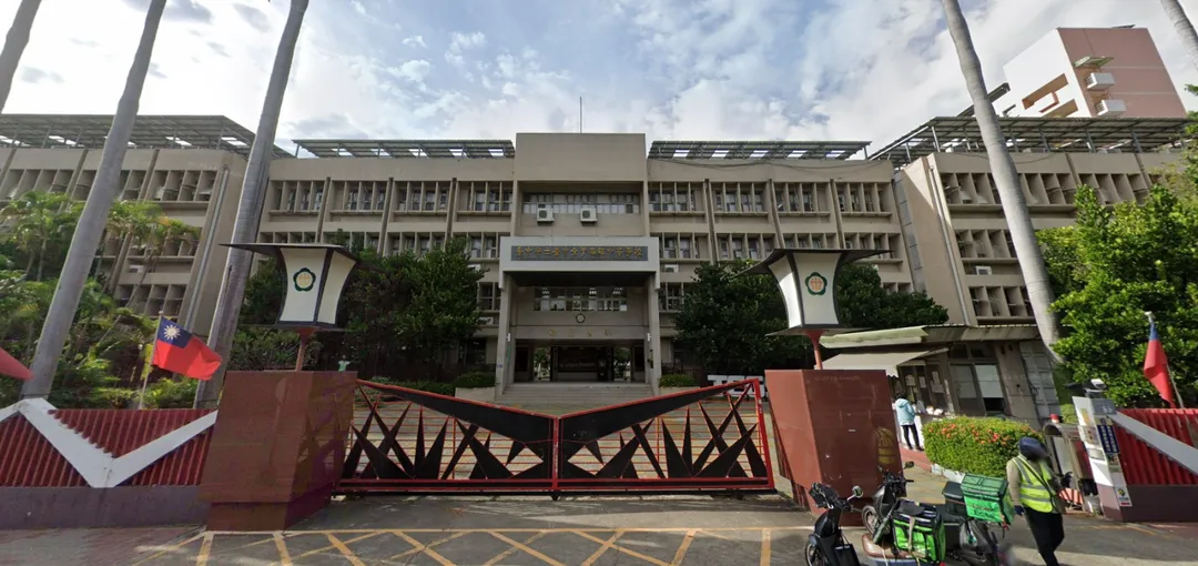 台中女中校友發文許願，表示只要貼文按讚數破千，將贊助校長洪幼齡的學測報名費及相關費用。（圖／翻攝自Google街景圖）
