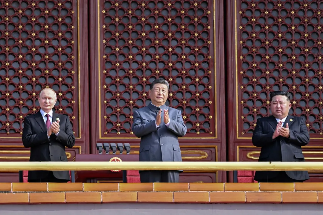 大陸93閱兵，習近平（中）與普丁（左）及金正恩世紀同框。（圖／美聯社）