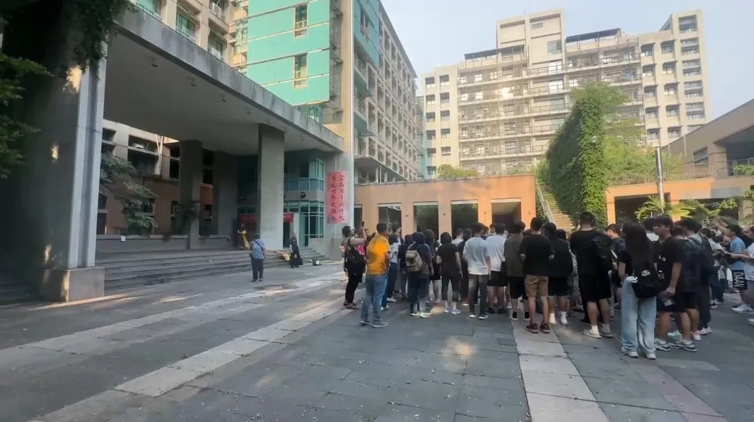 台中中興大學實驗室強酸廢液冒白煙學生疏散到戶外。(圖/翻攝畫面)