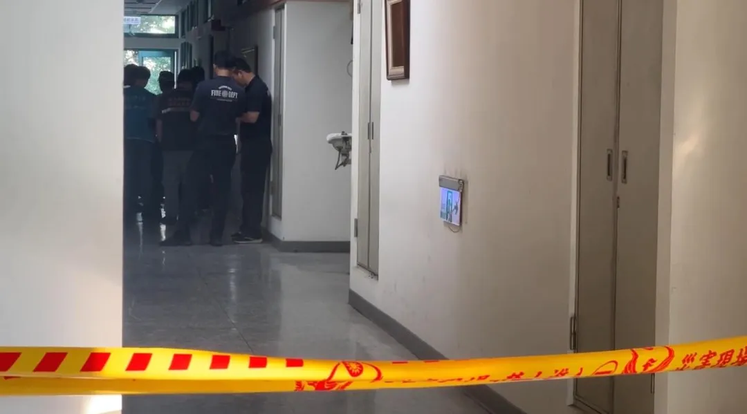 台中中興大學實驗室強酸廢液冒白煙警消封鎖現場。(圖/翻攝畫面)