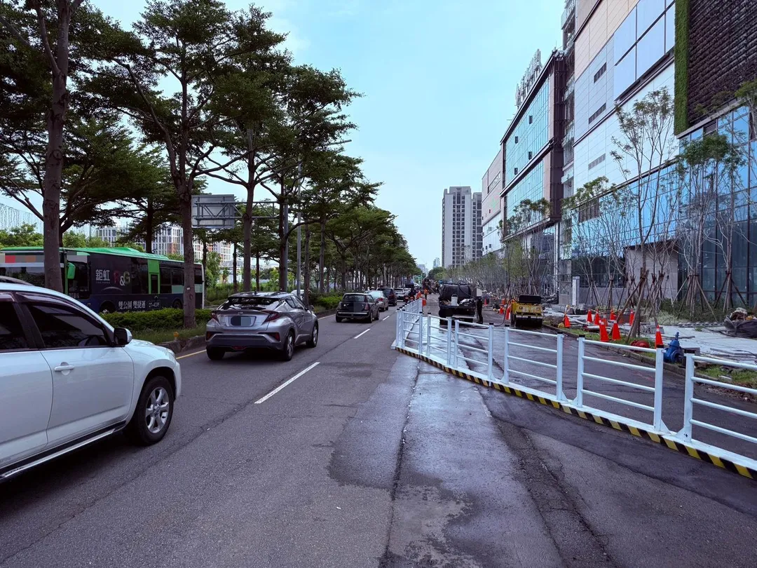 台中怪手駕駛疑因不滿交通錐被碰倒，用鏟斗擋路險釀意外。（圖／翻攝畫面）