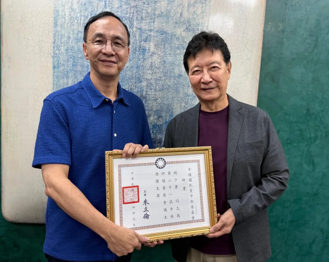 國民黨主席朱立倫頒發中央委員聘書給資深媒體人趙少康。（圖／朱立倫臉書）