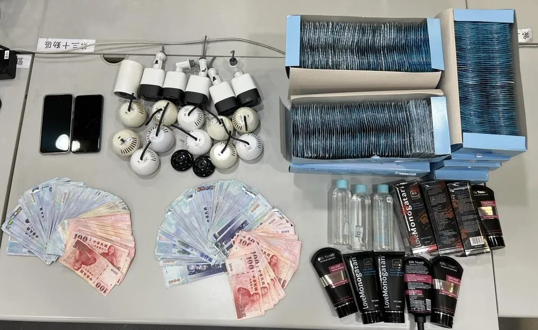 警方查扣現金等證物。(圖/翻攝畫面)
