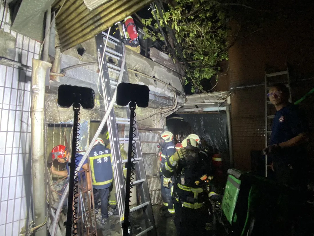 基隆市仁愛區崇安街40巷一棟廢棄空屋，4日晚間發生火警。（圖／翻攝畫面）