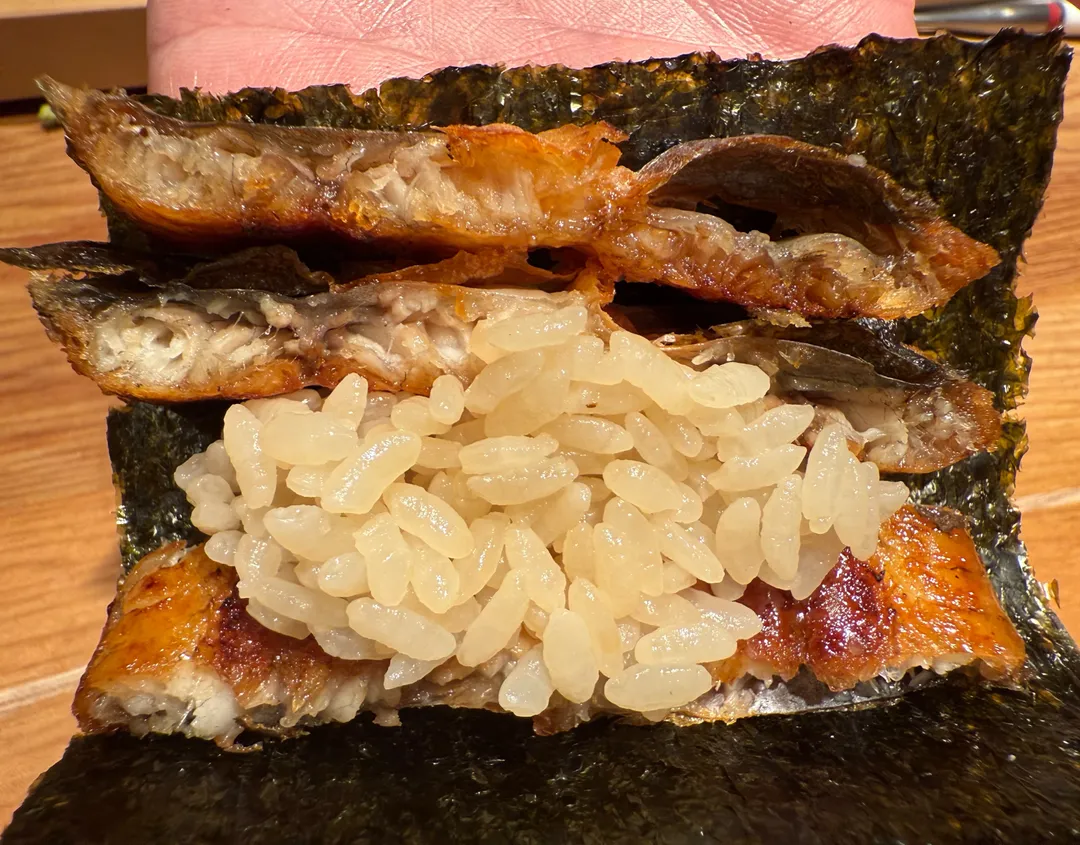 採用雲林白鰻燒烤製作鰻魚漢堡，只以小火慢烤軟化魚刺。（圖／黃宏輝提供）