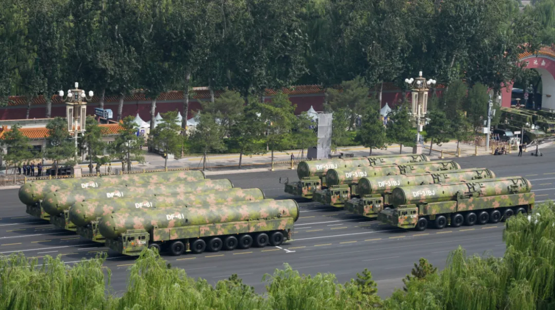 93大閱兵分列式中的東風61(圖左)、東風31BJ飛彈。(圖/中國軍網)
