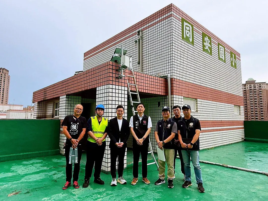 桃園市議員凌濤建議、環保局長顏己喨提出、中油提供,在煉油廠鄰近範圍加裝空氣盒子,配合校園校氣儀表板,加強空汙防治。(取自凌濤臉書)
