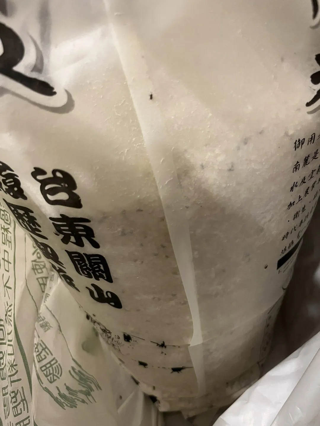 米袋裡面有滿滿的米蟲。（圖／翻攝自「Costco好市多 商品經驗老實說」臉書社團）