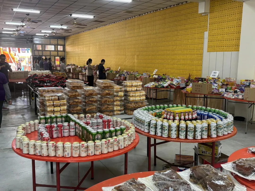 好市多成宮廟普渡祭品的採購首選，賣場各式商品擺滿廟埕供桌，不只烤雞腿香氣四溢，飲料排成卍字形同樣吸睛，這股美式中元普渡風，已經有多間宮廟共襄盛舉。（圖／好市多會員提供）