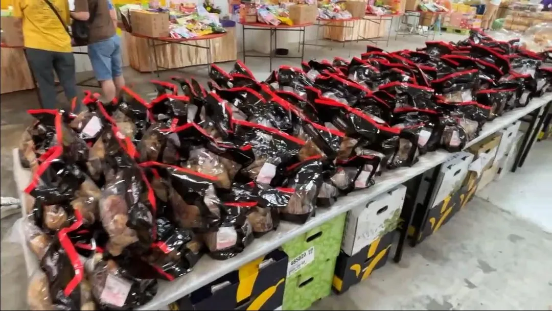 中元普渡掀起美式風潮，2800支好市多烤雞腿成為祭品三牲的熱門首選，不只大人喜歡，連小朋友也搶著吃，讓好市多意外成了宮廟普渡的「指定合作夥伴」。（圖／好市多會員提供）
